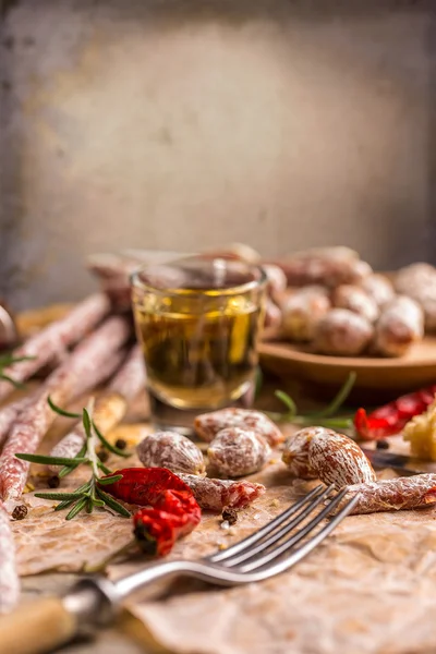 Palitos de salami sobre papel artesanal — Foto de Stock