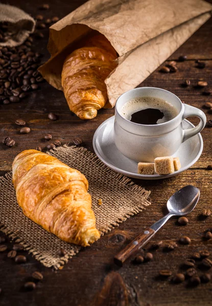 Kaffee und Croissant — Stockfoto