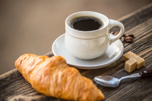 Kaffee und Croissant — Stockfoto