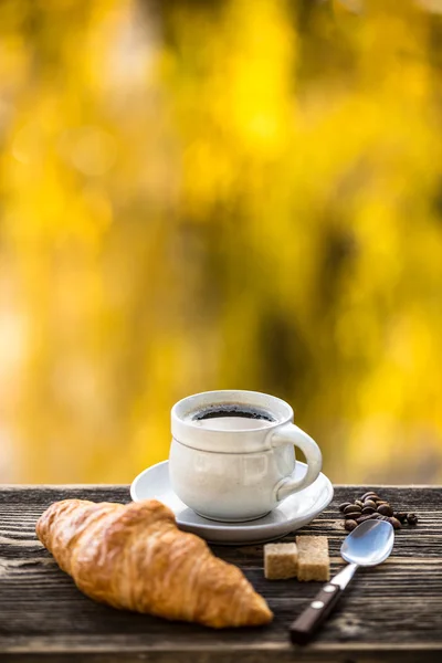 Kaffe och croissant — Stockfoto