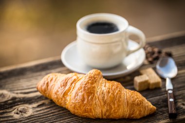 Kahve ve kruvasan.