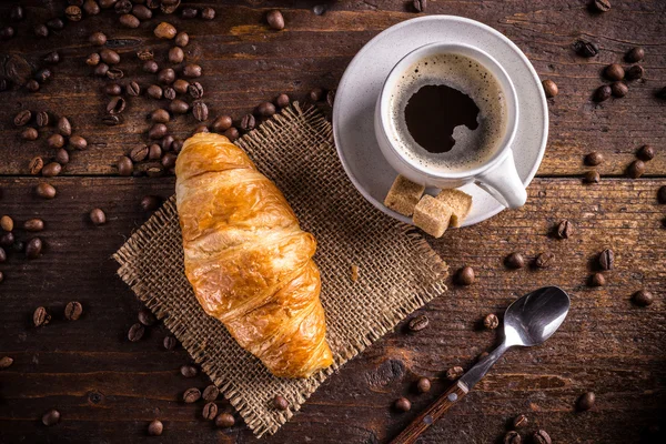 Kaffe och croissant — Stockfoto