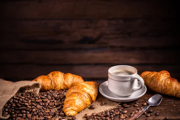 Croissants en koffie — Stockfoto