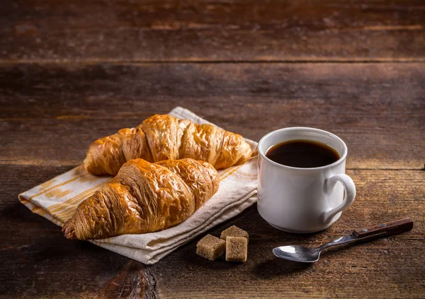Kopje koffie met croissant — Stockfoto