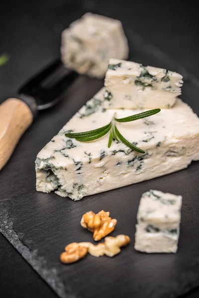 Синій сир з горіхами — стокове фото