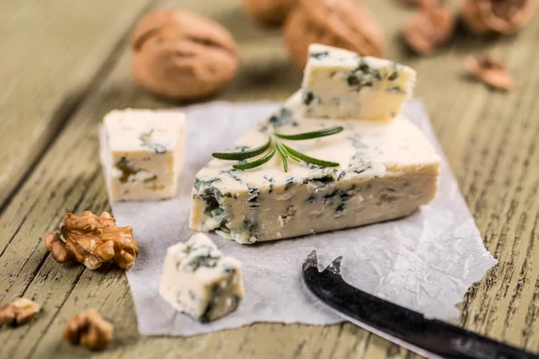 Fatias de queijo azul dinamarquês — Fotografia de Stock