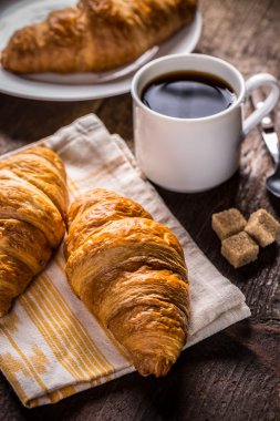 Kahve ve kruvasan.
