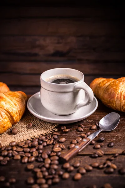 Kaffe och croissant — Stockfoto