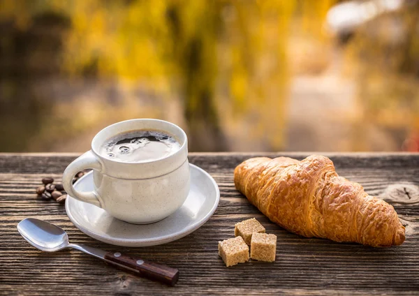 Croissant a káva — Stock fotografie