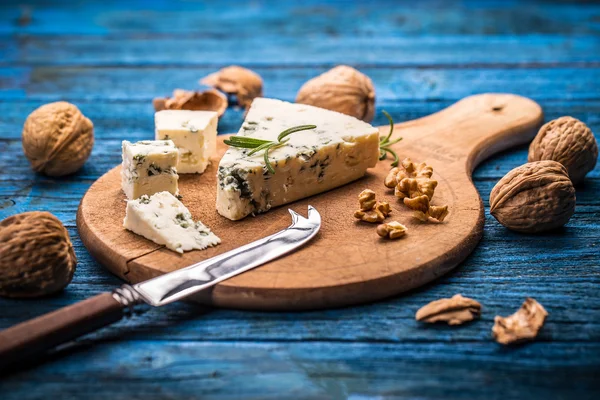 Queijo azul com nozes — Fotografia de Stock