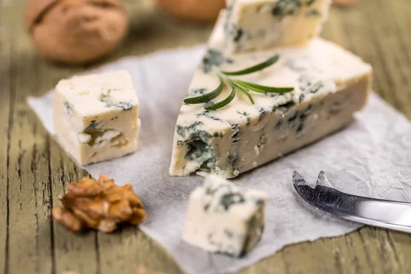 Синий сыр на деревянном фоне — стоковое фото