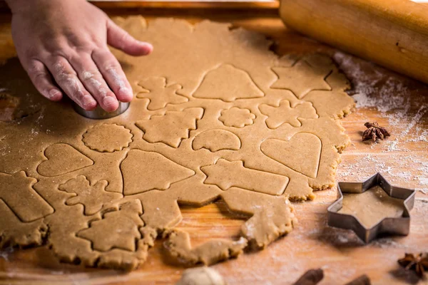 Pepparkakor kex skärs — Stockfoto