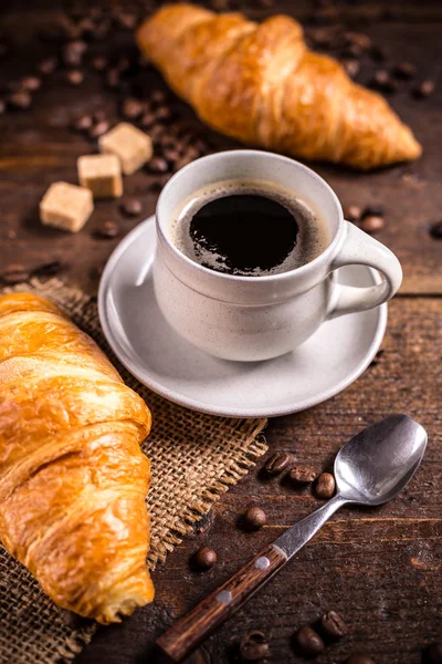 Croissant und Kaffee — Stockfoto