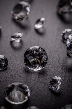 Elmas karanlık metal zemin üzerine