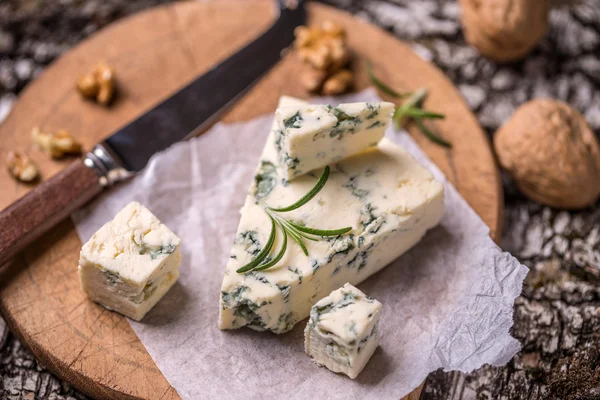 Блакитний сир скибочки — стокове фото