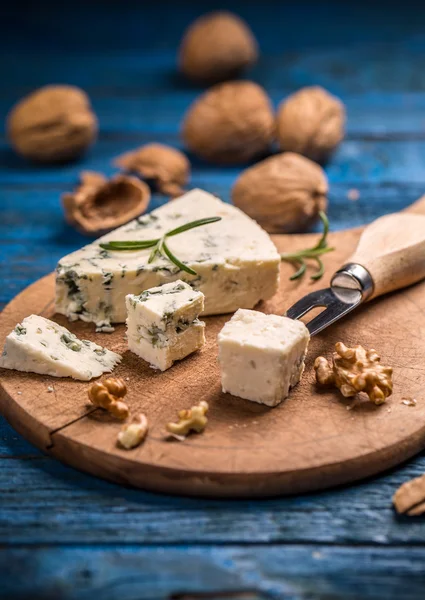 Blauschimmelkäse mit Nüssen — Stockfoto