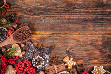 Antika ahşap arka plan üzerinde Noel süsleri