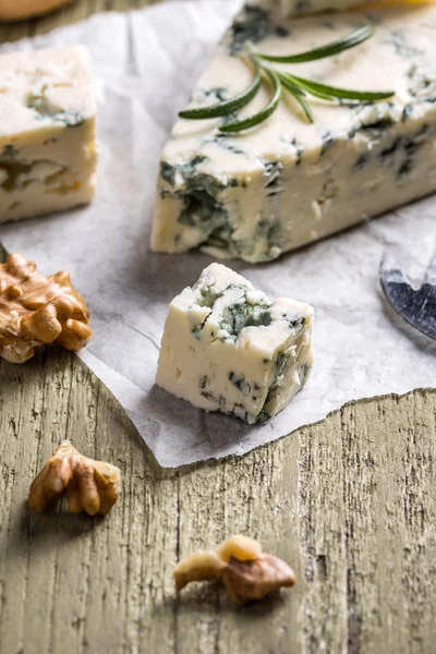 Blauschimmelkäse mit Nüssen — Stockfoto