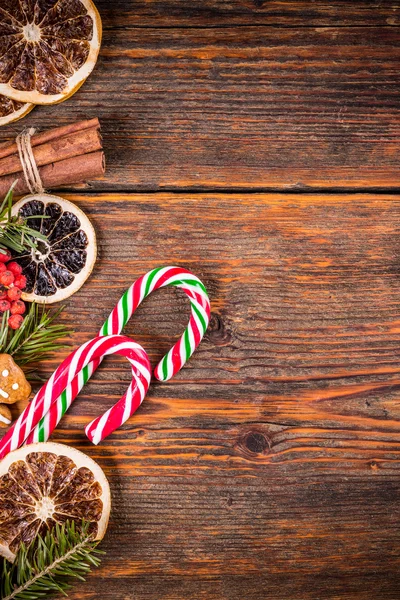 Weihnachtsdekoration mit Zuckerstangen — Stockfoto