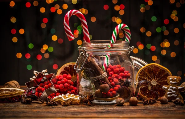 Weihnachtsdekoration mit Zuckerstangen — Stockfoto