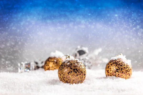 Kerstballen in de sneeuw — Stockfoto