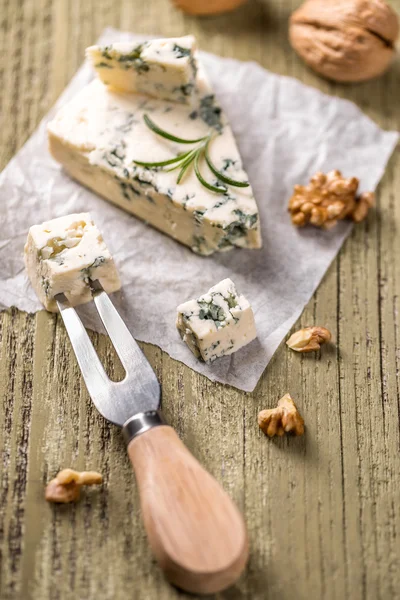 Голубой сыр с орехом — стоковое фото