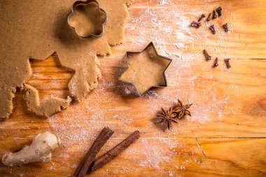 Noel için zencefilli kurabiye pişirme