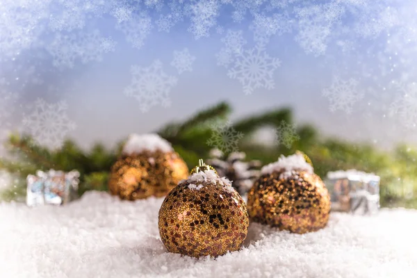Рождественские шары и снежинка — стоковое фото