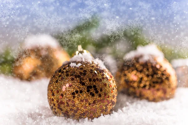 Pallone di Natale dorato — Foto Stock