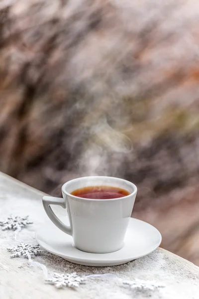 Bebida quente em caneca branca — Fotografia de Stock