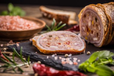 Domuz eti roll kayrak üzerine