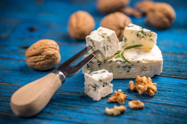 Синий сыр с орехами — стоковое фото