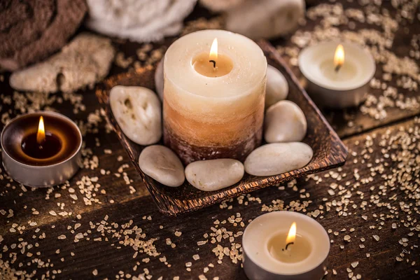 Aromatherapie kaarsen en stenen — Stockfoto