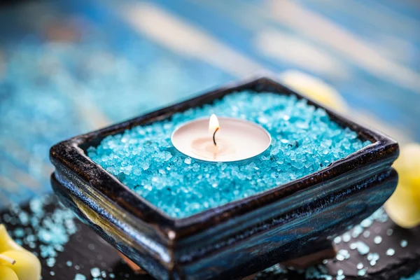 Meersalz und Kerze — Stockfoto