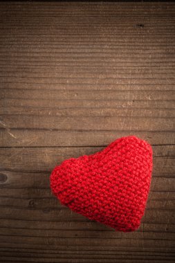 Kırmızı örgü kalp