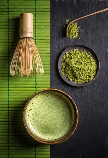 Matcha-Zubehör und grüner Tee — Stockfoto