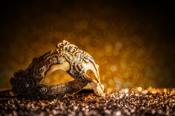 Женская карнавальная маска
