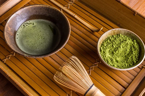 Chá de Matcha com batedor — Fotografia de Stock