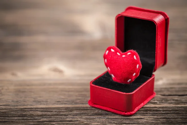 Corazón de fieltro rojo en caja de anillo — Foto de Stock