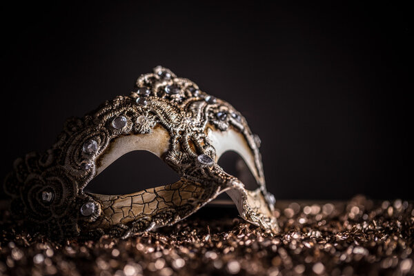 Коричневая маска
