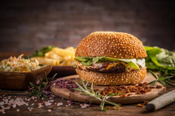 Taze ev yapımı hamburger — Stok fotoğraf