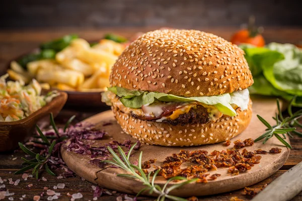 Frischer leckerer Burger — Stockfoto