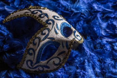 kadın karnaval maskesi