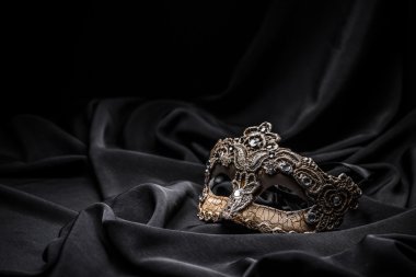 Kahverengi karnaval maskesi