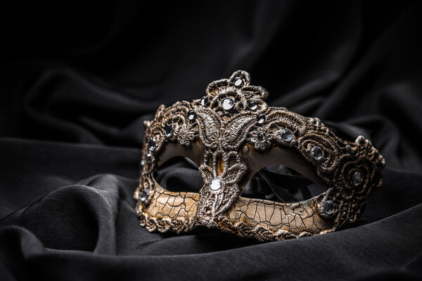 Коричневая маска
