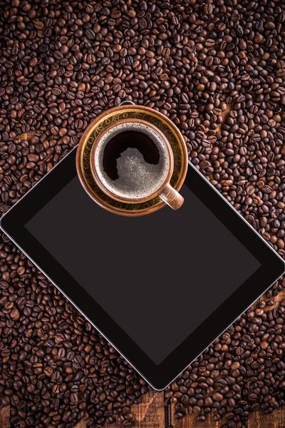 Tableta digital y taza de café — Foto de Stock