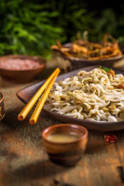 Tay noodles sosu ile