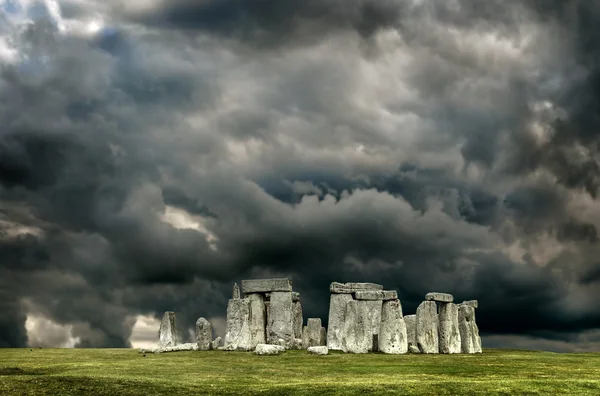 Stonehenge se zamračená obloha — Stock fotografie