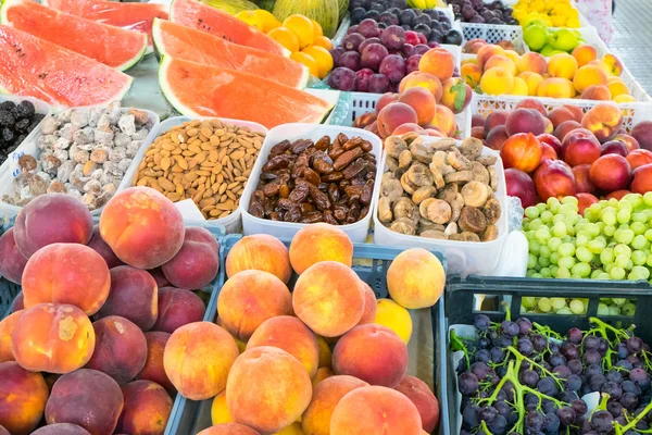Overvloed van fruit op een markt — Stockfoto