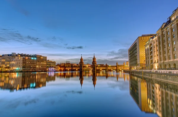 O rio Spree em Berlim ao amanhecer — Fotografia de Stock